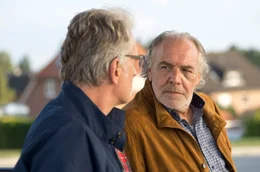 Georg (Christian Kohlund, r.) und Alex (Walter Sittler) freunden sich an.