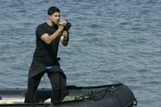 Eric (Adam Rodriguez) sucht in der Bucht, in der die Frauenleiche gefunden wurde, nach Hinweisen auf den M&ouml;rder.  +++