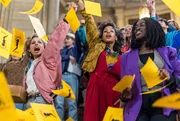 Yvonne (Svenja Jung, li.) und ihre Freundinnen Sabine (Paula Essam, mi.) und Jenny (Ivy Quainoo, re.) organisieren eine Kundgebung gegen Rechtsextremismus.