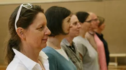 In der Turnhalle sind die Mitsch&uuml;lerinnen sofort wieder im DDR-Modus und rufen "Sportfrei!"