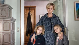 Rosas ahnungslose Tochter Trixi (Sabine Waibel) ger&auml;t mit ihren Kindern Henry (Felix Staudigl, li.) und Emma (Marie Hafner, re.) in ein Schlamassel.