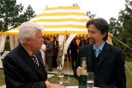 "Jetzt erst Recht!", F&uuml;r den angehenden Staranwalt Max Salmhofer bricht eine Welt zusammen, als sich bei seinem Verlobungsfest die Praterwirtin Gabi Reischl als seine leibliche Mutter vorstellt.  Max steigt aus und findet ein neues Leben, neue Freunde und eine neue Liebe weitab der Luxusvilla seiner Familie - zwischen Praterwirtshaus, Donauschiffern und Pferderennbahn. Seine gr&ouml;&szlig;ten Gegner:  der m&auml;chtige Vater und der eigene J&auml;hzorn.Im Bild (v.li.): Peter Weck, Ulrich Reinthaller.  SENDUNG: ORF2 - DO - 01.10.2020 - 00:10 UHR. - Veroeffentlichung fuer Pressezwecke honorarfrei ausschliesslich im Zusammenhang mit oben genannter Sendung oder Veranstaltung des ORF bei Urhebernennung.
