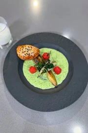 Pogca mit Ochsenschwanzfüllung, geschmortem Mangold, Bärlauchcreme und Gurken-Ayran.