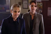 DC Janet Scott (Lesley Sharp, l.); DC Rachel Bailey (Suranne Jones, r.)