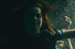 Lena (Maia Domagala) liebt das Wasser.