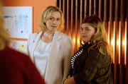 Sabine (Dana Golombek, l.) kann es nicht fassen, als sie die Diagnose ihrer Tochter Nele (Runa Greiner, r.) mitgeteilt bekommt. Sabine (Dana Golombek, l.) kann es nicht fassen, als sie die Diagnose ihrer Tochter Nele (Runa Greiner, r.) mitgeteilt bekommt.
