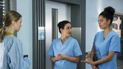 ARD IN ALLER FREUNDSCHAFT - DIE JUNGEN ÄRZTE FOLGE 146, "Alte Wunden", am Donnerstag (12.07.18) um 18:50 Uhr im ERSTEN. Leyla (Sanam Afrashteh, M.) und Vivi (Jane Chirwa, r.) erklären Frau Funke (Henrike von Kuick, l.) was geschehen ist. | ©ARD/Jens Ulrich Koch