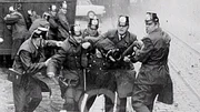 Die Folge untersucht Geschichte und Wandel am Beispiel Berlins. Die Historie der Polizei ist dabei wie ein Spiegelbild des Verbrechens, der Krawalle und öffentlichen Auseinandersetzungen. Die Folge untersucht Geschichte und Wandel am Beispiel Berlins. Die Historie der Polizei ist dabei wie ein Spiegelbild des Verbrechens, der Krawalle und öffentlichen Auseinandersetzungen.