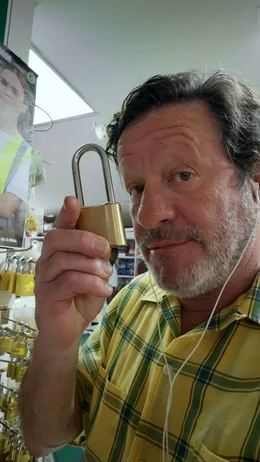 Javi (Joaquim de Almeida) wird von June &uuml;ber eine Online-Plattform als Gig-Worker angeworben und stellt f&uuml;r sie Nachforschungen in Kolumbien an.
