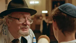 F&uuml;r Dimas Opa (Moisej Bazijan, li.) steht fest: Sein Enkel muss eine J&uuml;din heiraten. Er wird nicht m&uuml;de das seinem Enkel beizubringen. Auf Dimas Bar-Mizwa nutzt er wieder einmal die Gelegenheit.