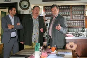 In den Fokus der Ermittlungen von Hansen (Igor Jeftic, l.) und Hofer (Joseph Hannesschläger, M.) gerät Wirt Charly Roth (Ralph Schicha, r.).