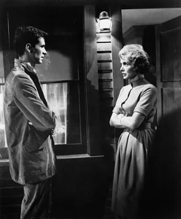 Mitten in der Nacht macht Marion Crane (Janet Leigh, r.) v&ouml;llig ersch&ouml;pft Rast an einem Motel. Norman Bates (Anthony Perkins, l.) vermietet hier die Zimmer und l&auml;dt Marion, die an diesem Abend der einzige Gast ist, zum Essen ein.