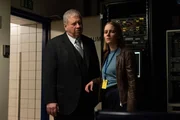 Oberstaatsanwalt Bernd Reuther (Rainer Hunold) befragt die IT-Angestellte Nadine Schroth (Cornelia Ivancan) zu dem Stromausfall. Oberstaatsanwalt Bernd Reuther (Rainer Hunold) befragt die IT-Angestellte Nadine Schroth (Cornelia Ivancan) zu dem Stromausfall.