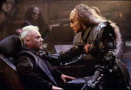 Um sein Ziel zu erreichen, verb&uuml;ndet sich Dr. Soran (Malcolm McDowell, l.) mit der Klingonin B'Etor (Gwynyth Walsh, r.).