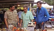 Trödelexperte Sükrü (li.) mit Peter und dessen Sohn Lars auf dem Flohmarkt Trödelexperte Sükrü (li.) mit Peter und dessen Sohn Lars auf dem Flohmarkt