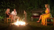 Pia und Calvin beim letzten Lagerfeuer mit Moderatorin Angela Finger-Erben (r.).