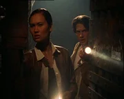L-R: Sydney Fox (Tia Carrere) und Nigel Bailey (Christien Anholt)