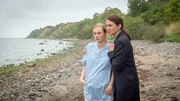 Karoline Joost (Nike Fuhrmann, r.) tröstet die Freundin des Opfers. Mira Hoffmann (Kira Zurhausen, l.) ist schwer getroffen, schließlich erwartet sie ein Kind vom Toten. Trotz Trauer liefert sie Kommissarin Joost eine heiße Spur. Karoline Joost (Nike Fuhrmann, r.) tröstet die Freundin des Opfers. Mira Hoffmann (Kira Zurhausen, l.) ist schwer getroffen, schließlich erwartet sie ein Kind vom Toten. Trotz Trauer liefert sie Kommissarin Joost eine heiße Spur.