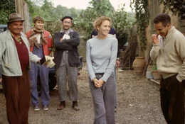 Z&ouml;gernd schlie&szlig;t Frances (Diane Lane, 2.v.r.) neue Freundschaften, und ihre polnischen Arbeiter in ihrem Haus werden zur Ersatzfamilie, die sie bekocht und umsorgt ...