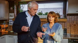 Zum Hochzeitstag hat G&uuml;nter (G&uuml;nther Maria Halmer, li.) f&uuml;r Marianne (Senta Berger, re.) ein spezielles Geschenk.