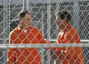 Mike (James Denton, r.) wird im Gef&auml;ngnis von zwei Insassen zusammengeschlagen und ausgerechnet Paul (Mark Moses, l.) kommt ihm zu Hilfe, der allerdings ein fieses Spiel spielt ...