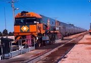 Auf seiner 4.352 Kilometer langen Fahrt quer durch den australischen Kontinent rattert der "Indian Pacific-Express" durch eine der einsamsten Gegenden der Welt: die Nullarbor-Wüste, in der es Orte mit nur drei Einwohner:innen gibt und an deren Kargheit einst Goldsucher:innen und Erober:innen scheiterten. Auf seiner 4.352 Kilometer langen Fahrt quer durch den australischen Kontinent rattert der "Indian Pacific-Express" durch eine der einsamsten Gegenden der Welt: die Nullarbor-Wüste, in der es Orte mit nur drei Einwohner:innen gibt und an deren Kargheit einst Goldsucher:innen und Erober:innen scheiterten.