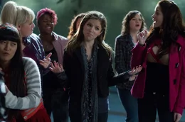 Als "The Barden Bellas" stellen sich Lilly (Hana Mae Lee, l.), Fat Amy (Rebel Wilson, 2.v.l.), Cynthia Rose (Ester Dean, 3.v.l.), Beca (Anna Kendrick, 3.v.r.) und Stacie (Alexis Knapp, r.) ihren h&auml;rtesten Konkurrenten den "Treblemakers" entgegen ...
