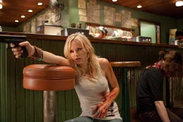 First from the left: Tes (Malin Akerman)