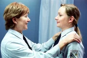 Adler (Jutta Loerding, li.) gratuliert Daniela (Corinna A. Horn) zu ihrem mutigen Outing vor den Insassinnen, was ihre Jugendhaft angeht.