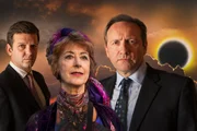 Sergeant Ben Jones (Jason Hughes, l.) und Inspector Barnaby (Neil Dudgeon, r.) glauben der Wahrsagerin Mags Dormer (Maureen Lipman, M.) nicht, einen Mord voraussehen zu k&ouml;nnen.