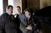 Ein Rennstallbesitzer wurde von seinem Pferd in der Box totgetrampelt, die Box war von aussen verschlossen. Der Stallknecht (Helmut Rühl, re.) scheint den Rosenheim-Cops (Joseph Hannesschläger, li., Markus Böker, mi.) bei ihren Ermittlungen zunächst keine grosse Hilfe zu sein.