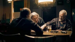 Wirt Dieter (Andr&eacute; M. Hennicke) spielt mit seinen Stammg&auml;sten (Michael Kind, Frank Leo Schr&ouml;der, re.) Skat.