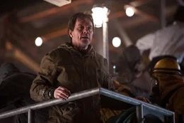 Japan, 1999: Wissenschaftler Joe Brody (Bryan Cranston) arbeitet zusammen mit seiner Frau Sandra in einem japanischen Atomkraftwerk. Tagelang f&auml;ngt er ein eigenartiges seismisches Signal auf, das er erst zu sp&auml;t entschl&uuml;sseln kann ...