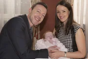 David (Andreas Hofer) und Jenny (Kaja Schmidt-Tychsen) posieren mit ihrem Baby Annabelle (Jamila Sophie Kilic) für den Fotografen, doch das Bild der glücklichen Familie trügt...