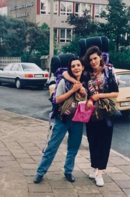 Nicole Eikenberg zieht kurz nach der Wende los, mit ihrer Schwester