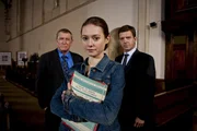 DCI Tom Barnaby (John Nettles, l.), Zoe Stock (Lydia Wilson, M.) und DS Ben Jones (Jason Hughes, r.).