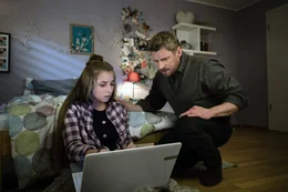 Noch glaubt Marcus (Martin Gruber, r.), dass er das Nacktbild seiner Tochter Lara (Aleen K&ouml;tter, l.) schnell aus dem Internet l&ouml;schen kann. Ein fataler Irrtum ...