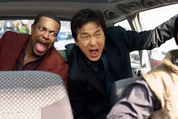 Als ein Botschafter angeschossen wird, m&uuml;ssen Detective Carter (Chris Tucker, l.) und Chief Inspector Lee (Jackie Chan, r.) nach Paris reisen. Da sie der franz&ouml;sischen Sprache nicht m&auml;chtig sind und die landes&uuml;blichen Sitten und Gebr&auml;uche nicht kennen, geraten sie von einem Schlamassel in den n&auml;chsten ...