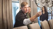 Chip & Joanna Gaines schauen sich die Dekoration an