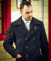 Muss einen eigentlich für abgeschlossen gehaltenen Fall wieder aufrollen: Sherlock Holmes (Jonny Lee Miller) ...