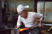 Kanbayashi Sensei ist einer der wenigen Schwertschmiedemeister Japans – die Arbeit erfordert Geduld und höchste Präzision. Kanbayashi Sensei ist einer der wenigen Schwertschmiedemeister Japans – die Arbeit erfordert Geduld und höchste Präzision.