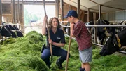 Ermittlerin Paula Moorkamp (Stella Hinrichs, l.) hat als Teenagerin oft auf dem Bauernhof ihrer Großeltern ausgeholfen. Sie kann sich darum besonders gut in die Welt von Jasper Passow (Christo Marin Müller, r.), dem Enkel des Ermordeten, hineinversetzen. Gibt er ihr einen Hinweis, was mit dem Bauern geschah?