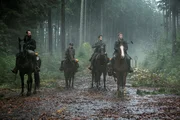 Ihre Rettungsmission wird brutal unterbrochen, als Tom (Noah Wyle, l.), Matt (Maxim Knight, 2.v.l.), Hal (Drew Roy, 2.v.r.) und Ben (Connor Jessup, r.) angegriffen werden ...