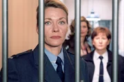 Eva Baal (Karen B&ouml;hne, li.) schliesst ein letztes mal das Gitter hinter sich und verl&auml;sst in Begleitung der neuen Gef&auml;ngnisdirektorin Jutta Adler (Claudia Loerding, re.) und Staatssekret&auml;rin Kaltenbach (Franziska Matthus) die Mauern von Reutlitz.