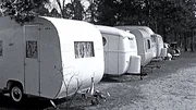 Von Fernreisen in exotische L&auml;nder &uuml;ber den Urlaub auf dem Bauernhof bis hin zu Strandferien an der Ostsee - jeder hat seine ganz eigenen Reiseerinnerungen. Der Film blickt zur&uuml;ck auf Urlaubstrends und Erlebnisse von den 1950ern bis in die 1990er Jahre, wie Camping, Kaffeefahrten, Survival-Urlaub oder Ballermann. - Camping 50er Jahre.
