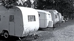 Von Fernreisen in exotische L&auml;nder &uuml;ber den Urlaub auf dem Bauernhof bis hin zu Strandferien an der Ostsee - jeder hat seine ganz eigenen Reiseerinnerungen. Der Film blickt zur&uuml;ck auf Urlaubstrends und Erlebnisse von den 1950ern bis in die 1990er Jahre, wie Camping, Kaffeefahrten, Survival-Urlaub oder Ballermann. - Camping 50er Jahre.