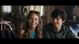 L-R: Tulsa (Britt Robertson) und Gardner (Asa Butterfield)