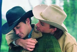 Angesichts der engstirnigen Moralvorstellungen haben Ennis (Heath Ledger, r.) und Jack (Jake Gyllenhaal, l.) keine andere Wahl, als ihr b&uuml;rgerliches Leben wieder aufzunehmen. Die beiden heiraten, gr&uuml;nden Familien - und kommen dennoch nicht voneinander los ...