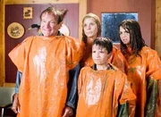 Fehlgeschlagene Kloreinigung: Robin Williams als Bob Munro, Cheryl Hines als Jamie Munro, Josh Hutcherson als Carl Munro, Joanna Levesque als Cassie Munro (Copyright SRF)