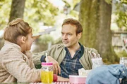 Fee (Joline Letizia Schwärzler) sitzt mit ihrem Papa (Andreas Tobias) im Biergarten. Fee (Joline Letizia Schwärzler) sitzt mit ihrem Papa (Andreas Tobias) im Biergarten.